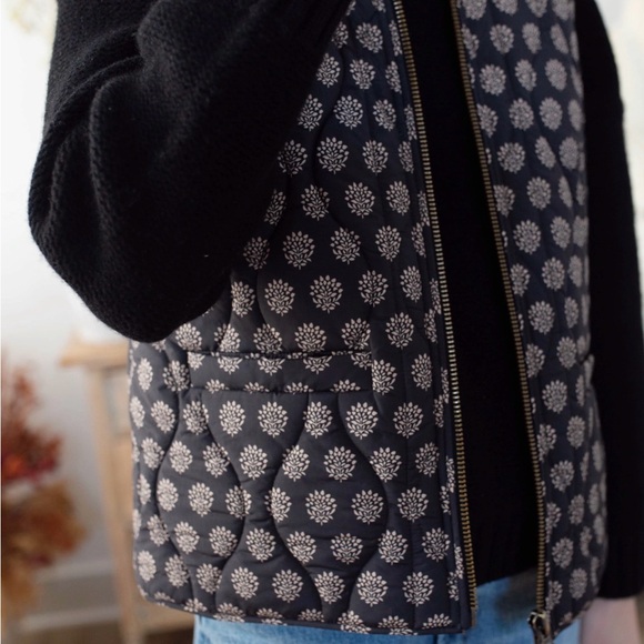 MAREA PRINTED PUFFER VEST - BLACK MINI MEADOW - Picture 5 of 6